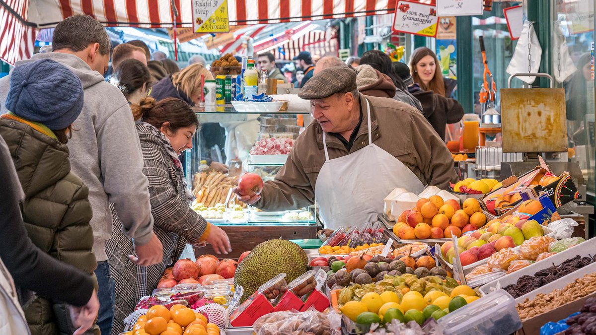 Der Naschmarkt in Wien, Kulinarisches aus aller Welt. Foto: Sandor Somkuti, CC BY-SA 2.0, https://www.flickr.com/photos/somkuti/49538842178