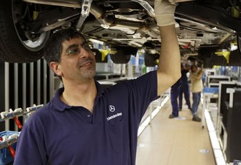 Arbeiter im Sindelfinger Daimler-Werk. 