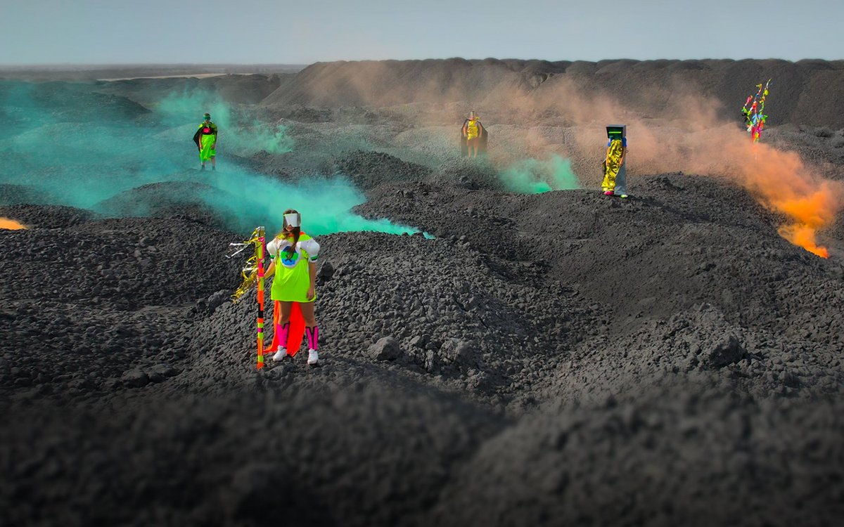 Kristina (19), Igor, Damir und Dima (alle 13) posieren in ihren Kostümen in den Abfallbergen der Kokerei bei Awdijiwka. Kristina (19), Igor, Damir und Dima (alle 13) posieren in ihren Kostümen in den Abfallbergen der Kokerei bei Awdijiwka.