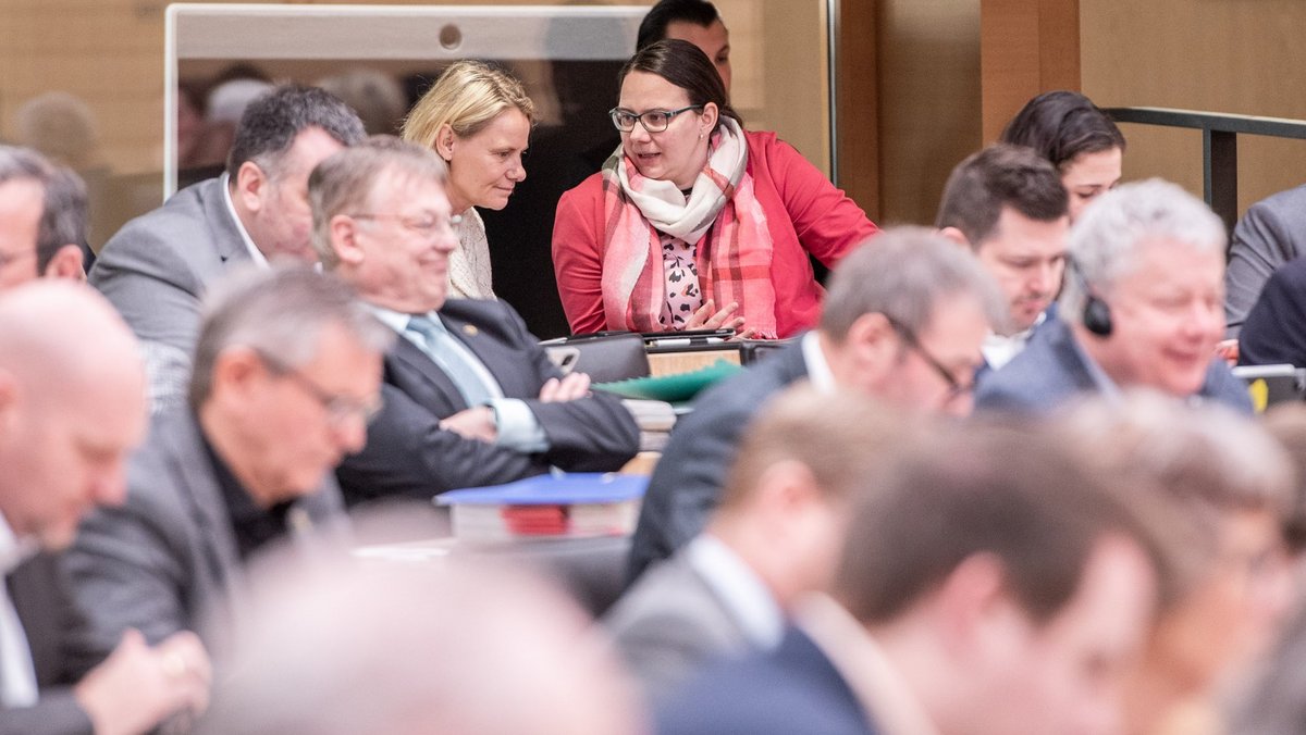 Katrin Schindele, MdL aus Freudenstadt und ganz in Rot, inmitten vieler CDU-Kollegen. Foto: Jens Volle