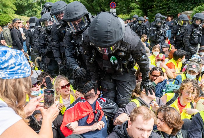 In der Cyriakstraße greifen Polizisten Aktivist:innen einer Sitzblockade unsanft ins Gesicht. 