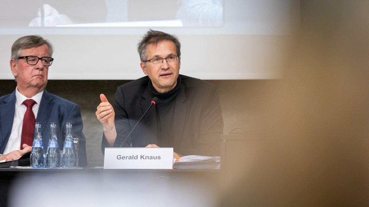 Migrationsforscher Gerald Knaus am 2. April im baden-württembergischen Landtag, neben ihm Willi Stächele, CDU. Fotos: Julian Rettig