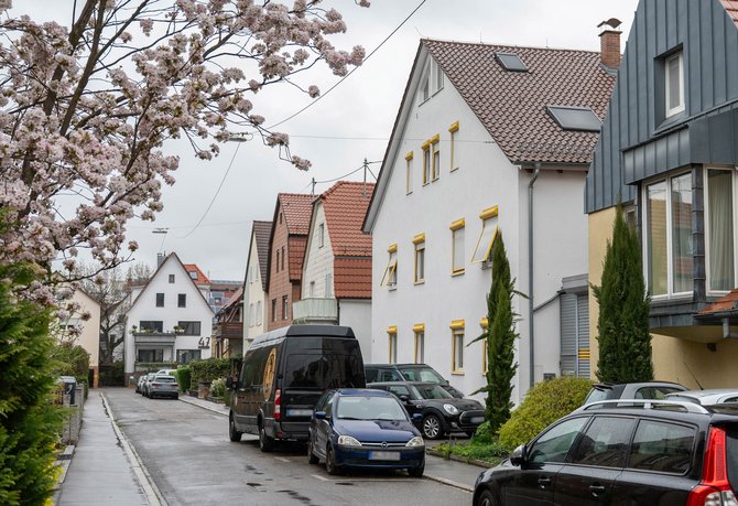 In einem Fellbacher Wohngebiet: Lagerräume der Mafia im Haus mit den gelben Rollläden. Foto: Jens Volle