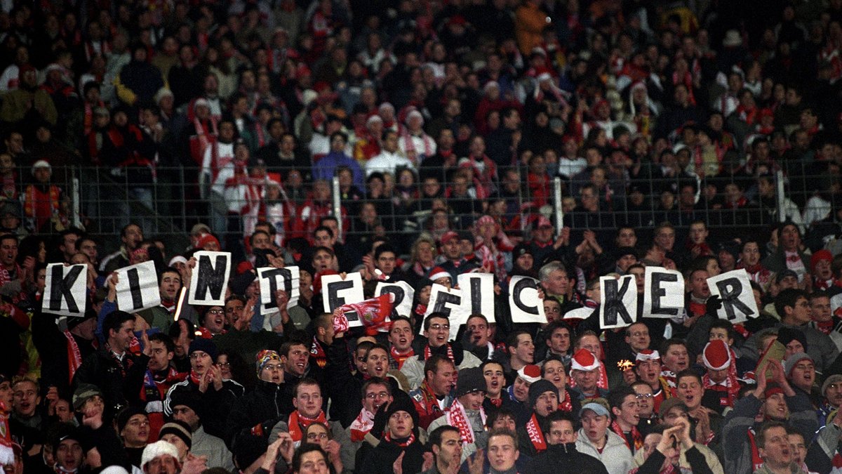 In Fußball-Fankurven geht's oft unterhalb der Gürtellinie eben nicht zur Sache. Fotos: Joachim E. Röttgers