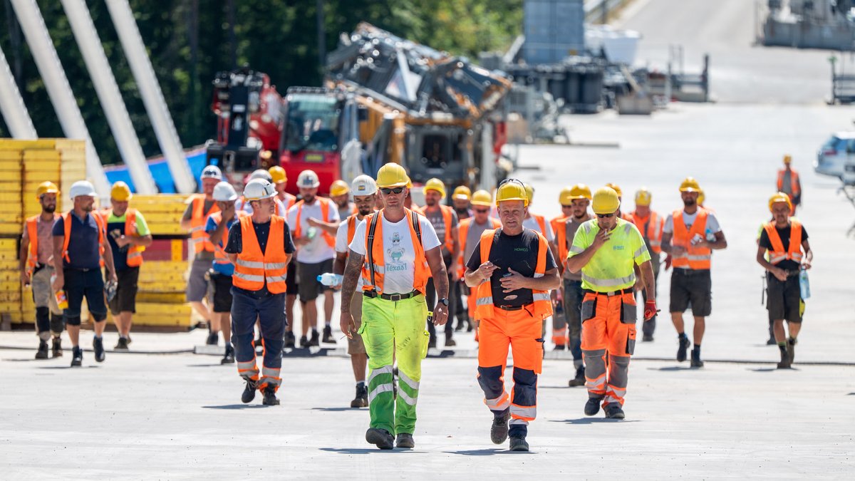 Die Mittagspause ist vorbei, die Bauarbeiter machen sich wieder an die Arbeit.