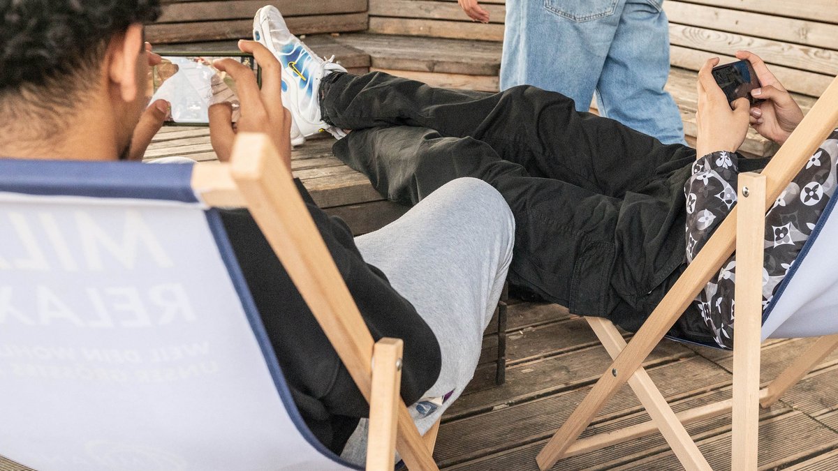 Um vermeintliche Erleichterungen im Haushalt geht es den beiden Jugendlichen nicht – sie zocken lieber. 