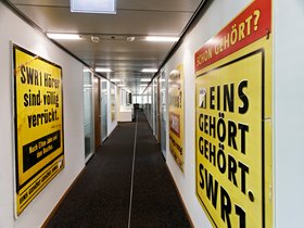 Lange Flure, belanglose Nachrichten: SWR-1-Redaktion in Stuttgart. Foto: Jo E. Röttgers
