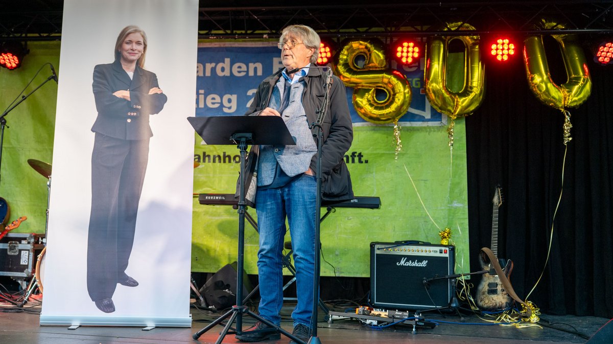 Heiner Monheim spricht auf der Bühne der 800. Montagsdemo.
