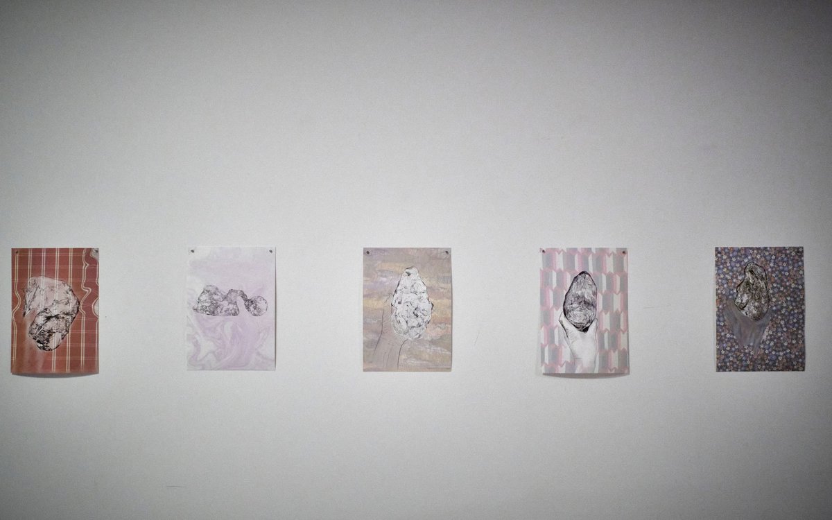 Die Glasobjekte gezeichnet, vor Blumenmuster, Tapete und gekrümmtem Karostoff. Die Glasobjekte gezeichnet, vor Blumenmuster, Tapete und gekrümmtem Karostoff.