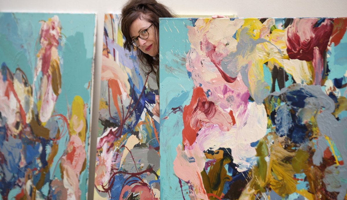 "Ausgesprochen ausdrucksvoll", lobt Güdemann die Arbeiten der ausgestellten KünstlerInnen. Hier Agnes Mrowiec. "Ausgesprochen ausdrucksvoll", lobt Güdemann die Arbeiten der ausgestellten KünstlerInnen. Hier Agnes Mrowiec.