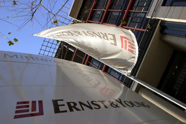 Auch gegen Ernst & Young und die Bafin laufen Klagen.