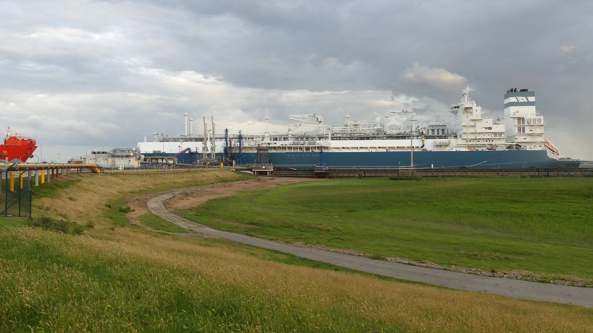 LNG-Schiff im Terminal Brunsbüttel, Schleswig-Holstein. Foto: HenSti, CC BY-SA 4.0, https://commons.wikimedia.org/w/index.php?curid=136222270