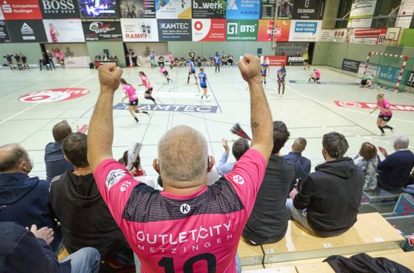 Blutgruppe Pink: die Tussies beim EHF European League-Spiel ...