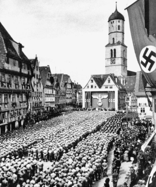 Biberach, Marktplatz am 11. Juni 1939: Beim Oberschwabentag führte die NSDAP vor, auf wie viele Menschen sie sich stützen konnte. Biberach, Marktplatz am 11. Juni 1939: Beim Oberschwabentag führte die NSDAP vor, auf wie viele Menschen sie sich stützen konnte.