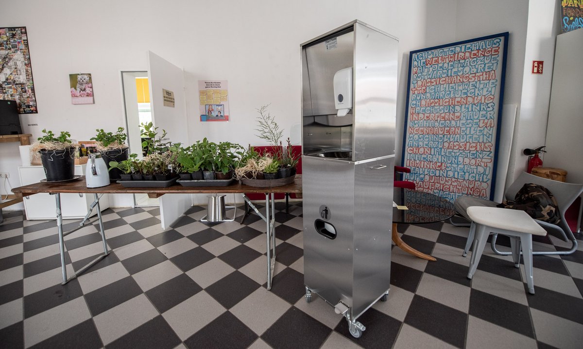 Mobil ist auch das Waschbecken, das alles bietet, was man in Pandemiezeiten braucht.