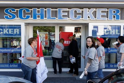 Schlecker-Mitarbeiterinnen streiken 2009 für Tariflohn und ihre Arbeitsplätze.