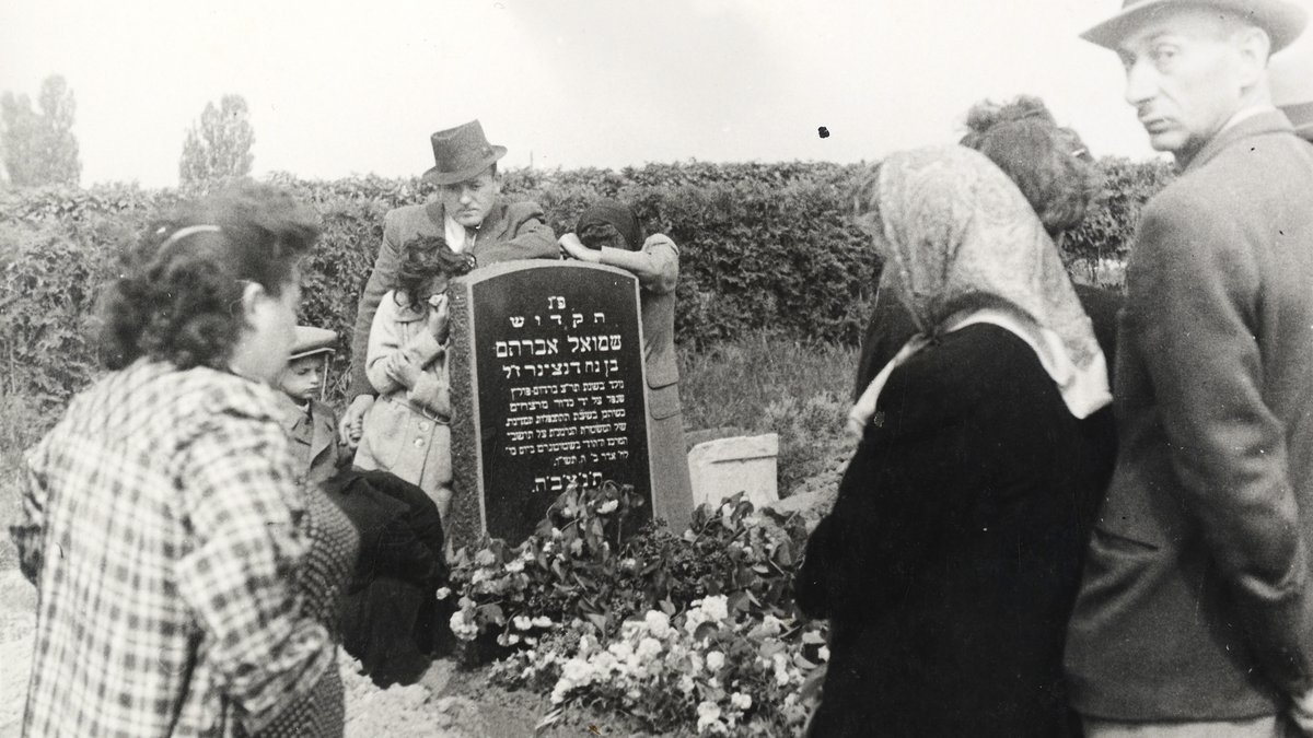 Die Familie am Grab Shmuel Dancygers, Stuttgart um 1946/1947. Foto: Jüdisches Museum Berlin, Inv.-Nr. 2014/197/4, Schenkung von Morris Dancyger