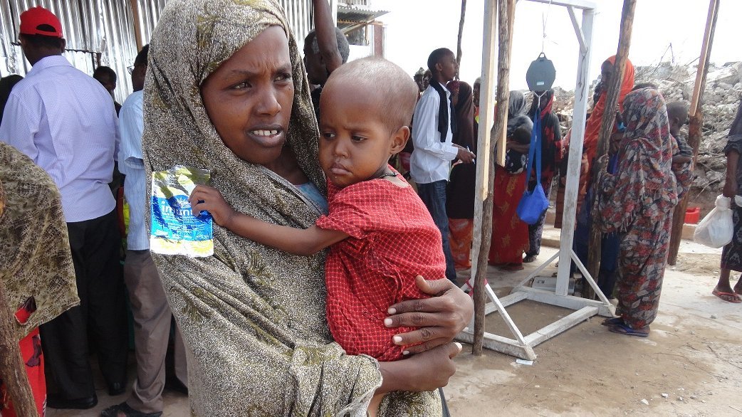 Mutter mit unterernährtem Baby in Somalia. Foto: Rainer Lang