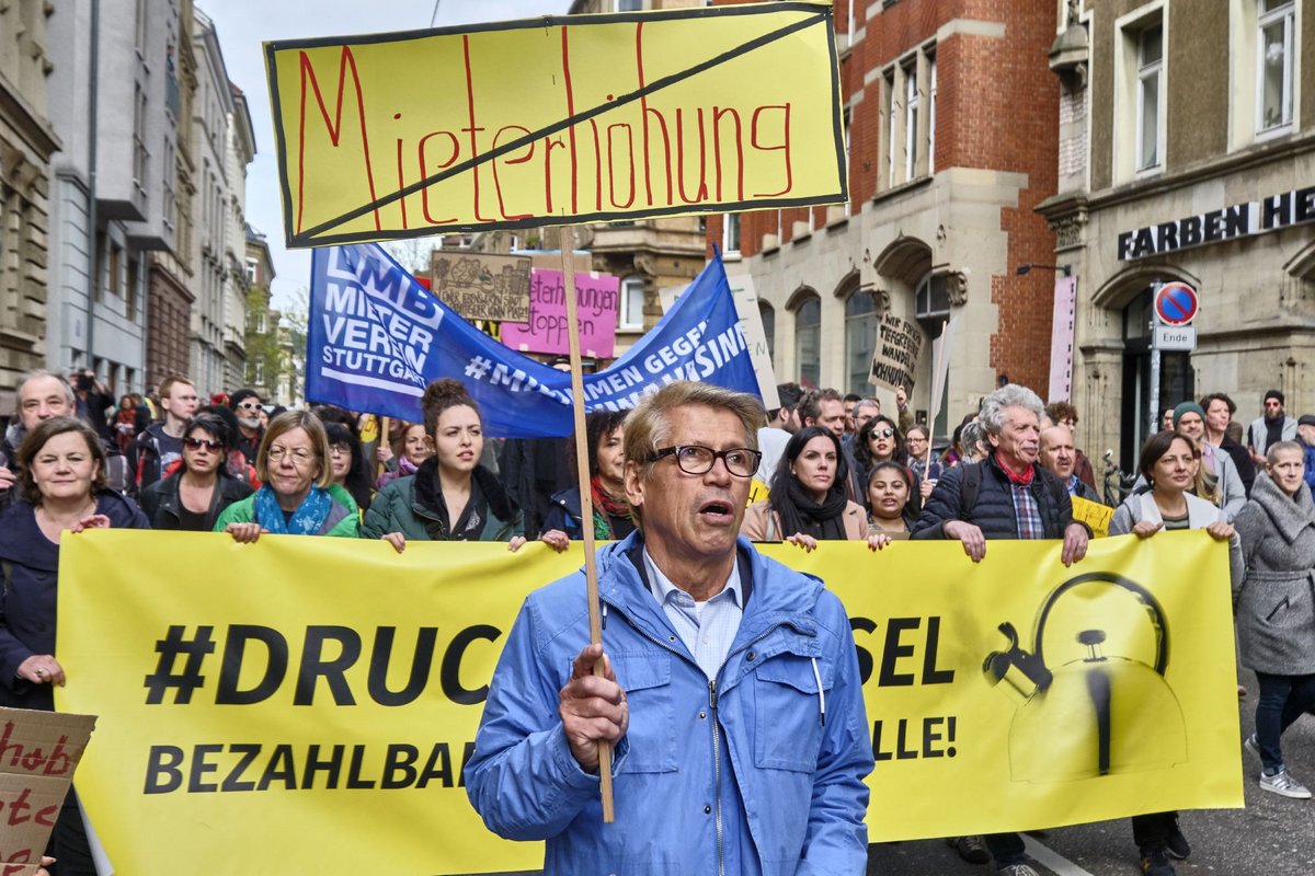 Rolf Gaßmann im April auf der Stuttgarter Demo gegen Wuchermieten. Fotos: Joachim E. Röttgers
