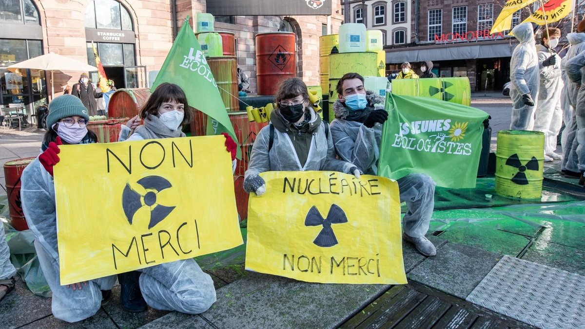 Straßburg, Januar 2022: Aktivist:innen protestieren gegen die Einstufung der EU von Atomkraft und Erdgas als nachhaltige Energieträger. Fotos: Jens Volle Straßburg, Januar 2022: Aktivist:innen protestieren gegen die Einstufung der EU von Atomkraft und Erdgas als nachhaltige Energieträger. Fotos: Jens Volle
