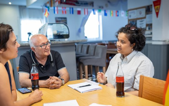 Maria Lobos (r.) mit Jorge Castilla, Vorsitzender der Peña Real Madrid.