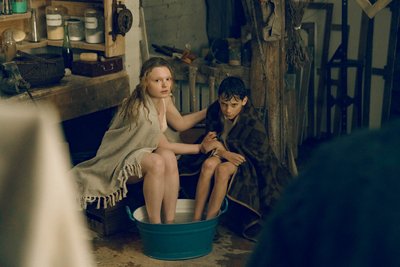 Siggi und seine Schwester Hilke (Maria Dragus) wärmen sich im Atelier auf.