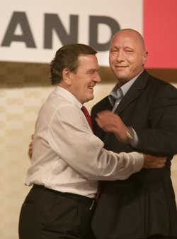 Lass mal drücken: Genosse Hück und Ex-Kanzler Gerhard Schröder. 