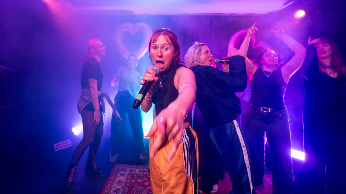 Keine Grenze: Konzertbesucher:innen entern die Bühne ...