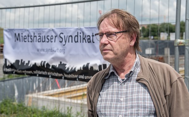 Gregor Zeitler am Baugebiet "Sommerrain", wo Wohnungen für Ältere ("Rosinen") und Jüngere ("Trauben") entstehen.