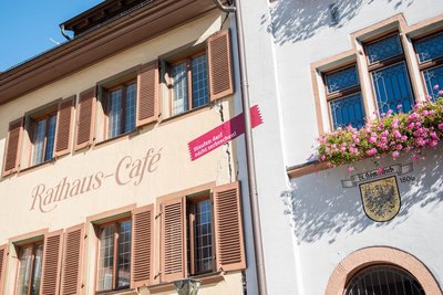 Hilfeschreie kleben über den Rissen im Rathaus von Staufen. Fotos: Jens Volle