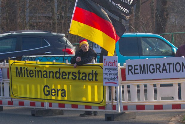 Rassistisches und rechtsextremes Protestcamp vor einer Geflüchtetenunterkunft.