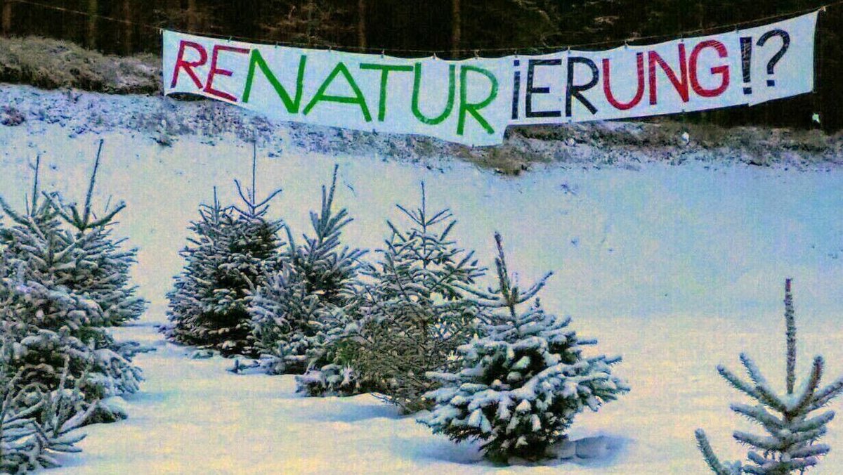 Noch einmal die Kiesgrube bei Oberankenreute, diesmal im Winter: Eine Aktion mit wieder eingepflanzten Weihnachtsbäumen soll symbolisieren, dass einmal verursachte Umweltzerstörung nicht so leicht rückgängig gemacht werden kann. 