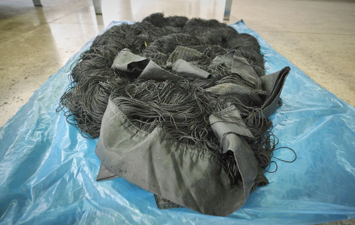 "Grounded" – ein Fadenvorhang am Boden. "Grounded" – ein Fadenvorhang am Boden.