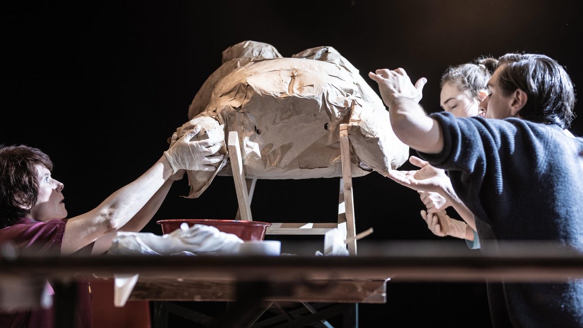 Trockenübung der Bühnen-Hebammen Linda Schlepps, Hannah Im Hof und Rino Hosennen (von links). Fotos: Kalle Kalmbach, Theater Lindenhof