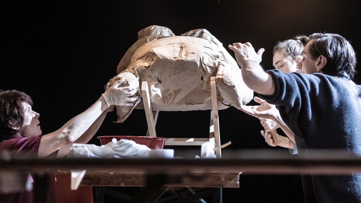 Trockenübung der Bühnen-Hebammen Linda Schlepps, Hannah Im Hof und Rino Hosennen (von links). Fotos: Kalle Kalmbach, Theater Lindenhof