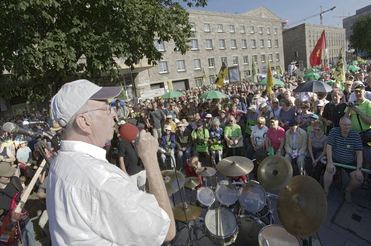 Paul Schobel war auch ein früher S-21-Gegner. Hier bei der Montagsdemo am 19. Juli 2010 vor dem Nordflügel, den es heute nicht mehr gibt.