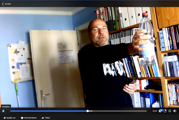 Facebook-Challenge Flaschehalten: Martin Morbitzer schafft stolze fünfeinhalb Minuten. Screenshot: Facebook