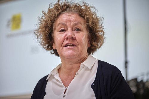 Im Gesundheitsministerium begleitet Ministerialrätin Christina Rebmann die Debatte.