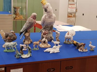 Emil Pottners Papagei-Skulpturen am Berliner Museum