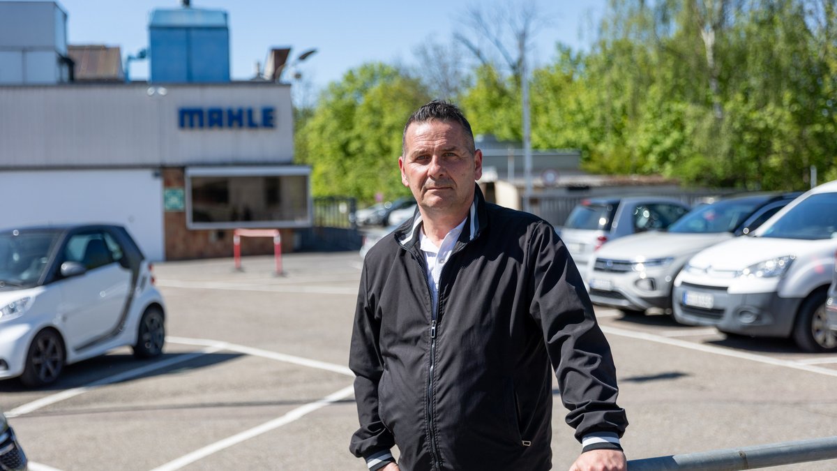 Am Eingangstor des Mahlewerks Eislingen: Antonio Lupo, Betriebsratsvorsitzender.