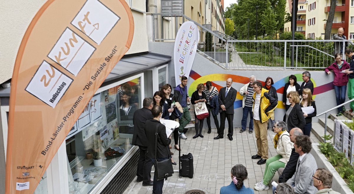 Mai 2015: Zum Tag der Städtebauförderung kommen Stuttgarts Baubürgermeister und die zuständige Staatssekretärin aus Berlin in den Hallschlag.