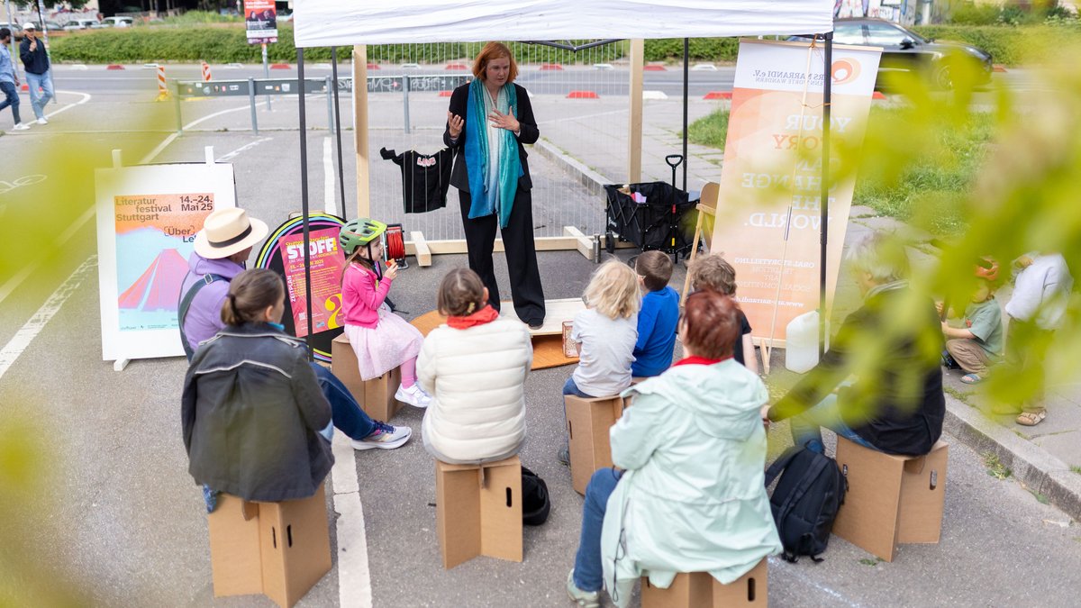 Der Verein Ars Narrandi hat einen Webrahmen aufgestellt, sammelt Erzählstoffe und will fürs mündliche Erzählen begeistern.