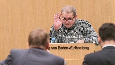 Zeuge Rudolf Reinhard Kiefer ist nach einigen Absagen tatsächlich in Stuttgart aufgetaucht.