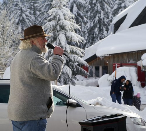 Der Mann mit Hut schimpft auf die Presse.