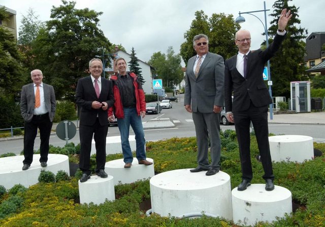 Auch der Kreisverkehr in Bad Dürrheim ist wichtig: Kauder kümmert sich um die Beleuchtung. Foto: Hans-Jürgen Eisenmann 