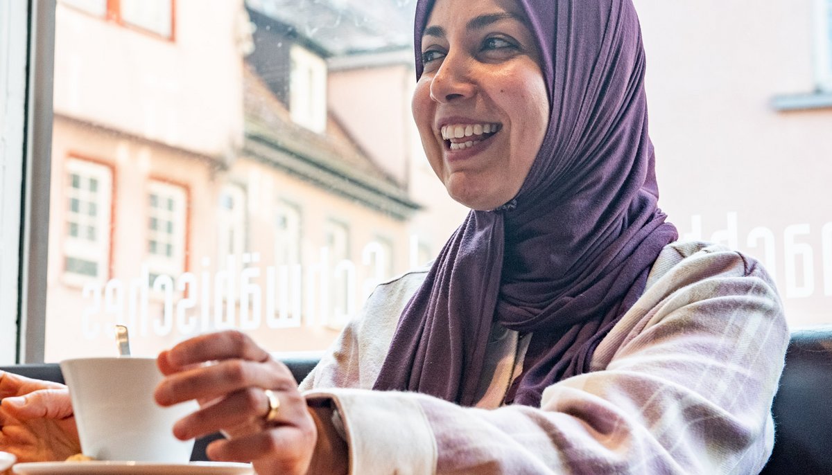 Leute treffen und sich austauschen, das ist für Ghada Elmazahy die Würze des Alltags – hier im Esslinger Café Goldmund. Fotos: Jens Volle