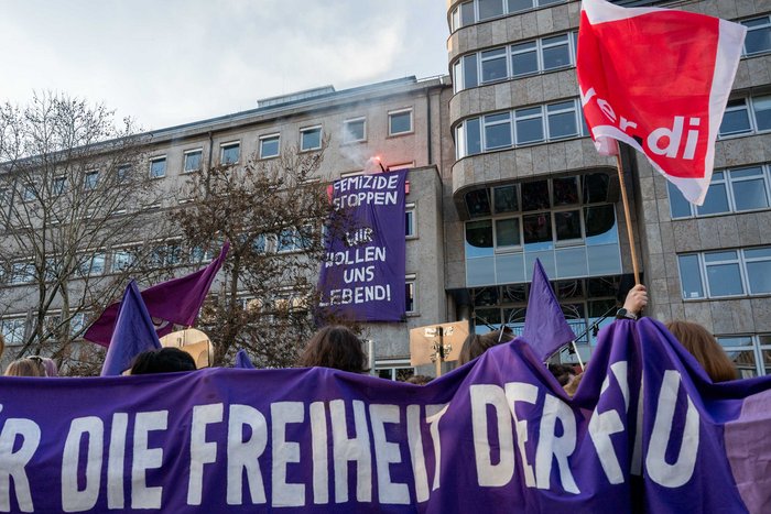 Die Freiheit mancher Frau: von Polizisten beschnitten am 8. März in Stuttgart. Foto: Jens Volle