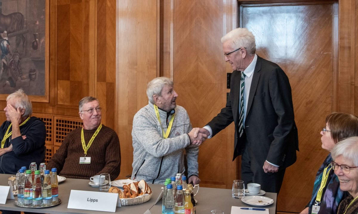 ... der alle mit Handschlag begrüßt (hier: Klaus Lipps). Noch wird im Gobelin-Saal gelächelt... ... der alle mit Handschlag begrüßt (hier: Klaus Lipps). Noch wird im Gobelin-Saal gelächelt...