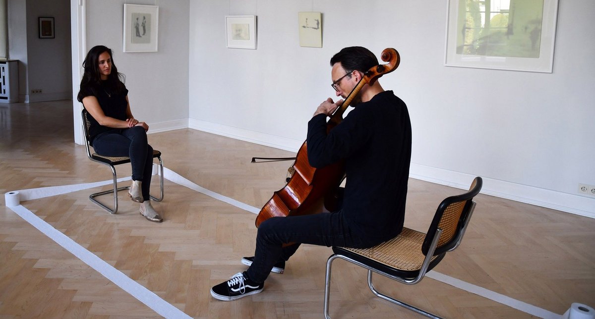 Philipp Körner (Violoncello) aus dem Stuttgarter Staatsorchester spielt in der Galerie Valentien. Foto: Staatsoper Stuttgart Philipp Körner (Violoncello) aus dem Stuttgarter Staatsorchester spielt in der Galerie Valentien. Foto: Staatsoper Stuttgart