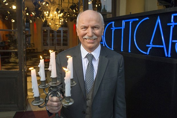 Selbst wenn der Himmel brennt, die Welt unter- und das Haupthaar ausgeht: Schnäuzer und Kerzenständer bleiben. Foto: SWR